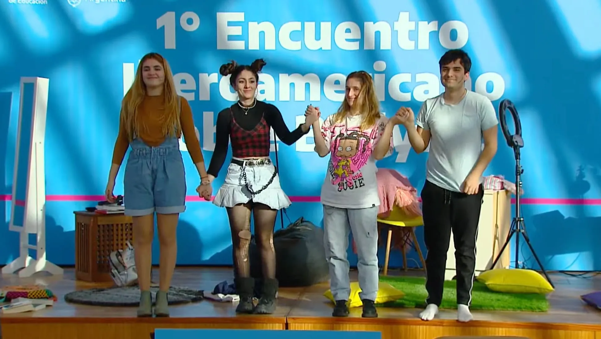 El elenco de En Giro saluda sobre el escenario tras una función sobre bullying y ciberbullying